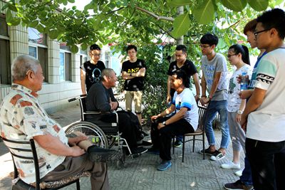 同学们听老人讲故事