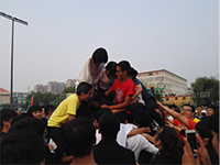 叠人比赛同学们全力配合