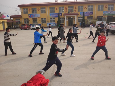 同学们正在和小朋友们打太极小