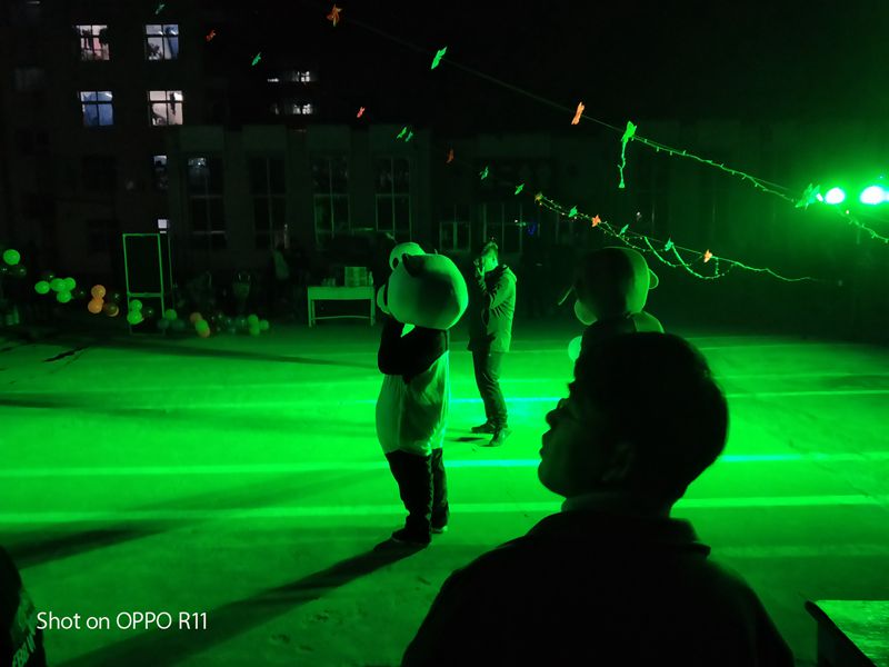 观众上台用歌声表达感恩